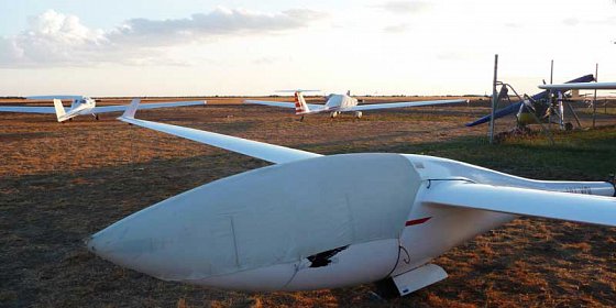 Gliding and hang gliding